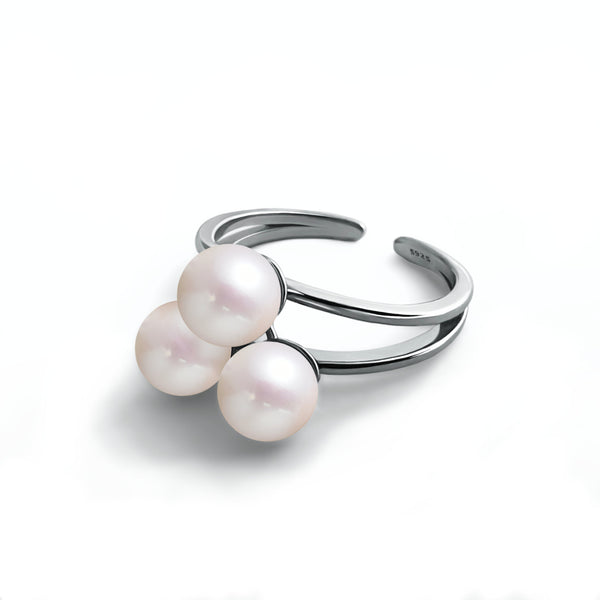 Bague  Perles de Culture d'eau douce composée de 3 perles blanches 6.5mm de diamètre formant un trèfle  montée sur un  anneau de taille ajustable  en Argent 925  