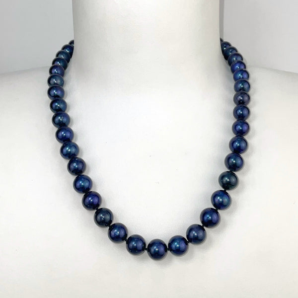 Collier Athéna en perles de cultures d’eau douce rondes de 10mm de couleur bleue nuit de longueur 45cm avec fermoir en argent 925