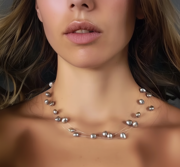 Vue portée  du collier constellation argentées en perles de cultures baroques taille 7 mm  couleur argent montées sur 3 fils de nylon avec fermoir argent 925 et chaînette d'ajustement
