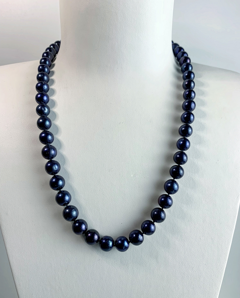 Décolleté collier Athéna vue porté sur buste, en perles de culture d’eau douce nuit bleue avec reflets  diamètre de la perle  10 mm  longueur collier 53cm avec fermoir  argent 925
