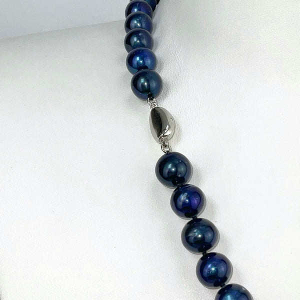 Détail du fermoir en argent 925 du Collier Athéna en perles de cultures d’eau douce rondes de 10mm de couleur bleue nuit de longueur 45cm