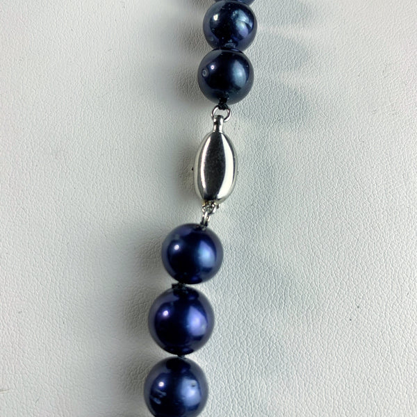Vue du fermoir en argent 925, du décolleté collier Athéna nuit bleue en perles de culture d’eau douce nuit bleue de 10 mm et de longueur 53cm