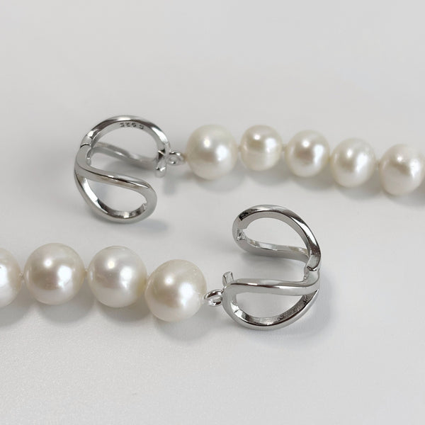 Zoom Fermoir papillon ouvert, sautoir en perles de culture d’eau douce. 