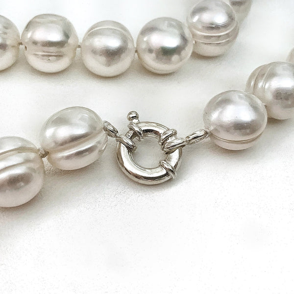 Vue du Fermoir Bouée montée sur le collier Atlantide .Il est en argent 925