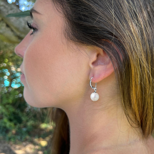 Vue portée sur mannequin des boucles petite dormeuse perle de culture 10mm  blanc nacré sur pendentif argent 925 