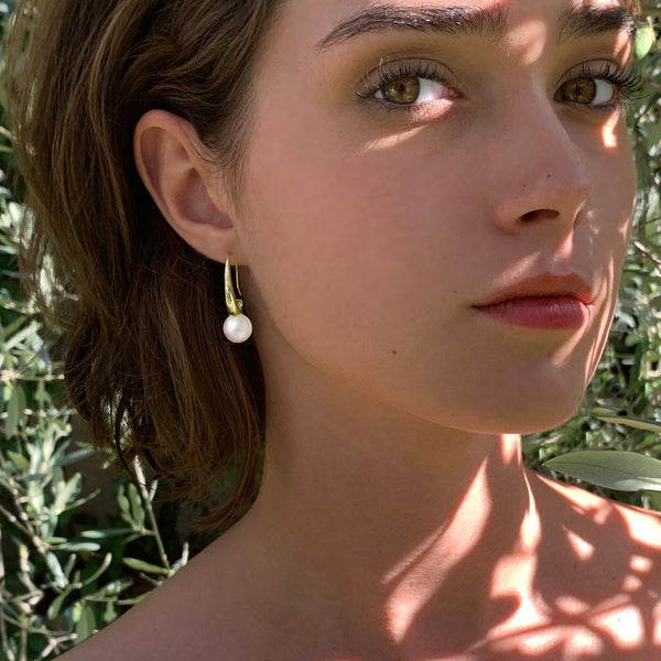 Vue boucles ROYALES gold portées par mannequin  support argent 925 plaqué or