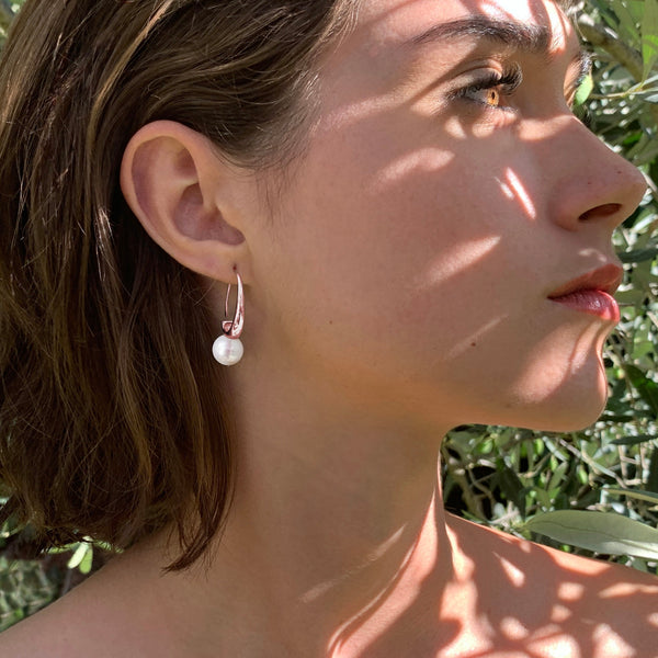 boucles royales portées par mannequin  perle 10 mm blanche pendentif argent 925 plaqué or rose
