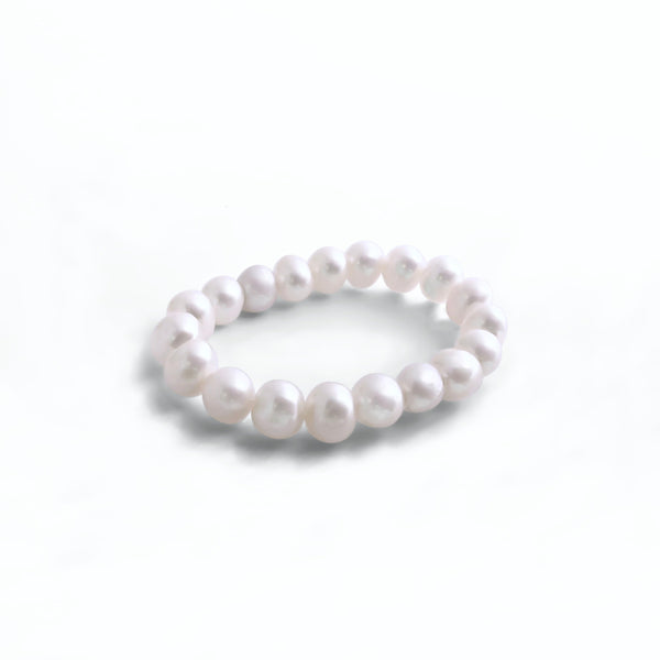 Bague élastique composée de petites perles de culture d’eau douce blanches, taille adaptable à tous les doigts.