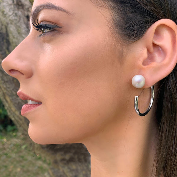 -Boucle accroche cœur neige vue sur mannequin il s'agit d'une grosse créole avec à son extrémité une grosse perle de culture 10 mm de diamètre blanche . La créole est en argent 925.