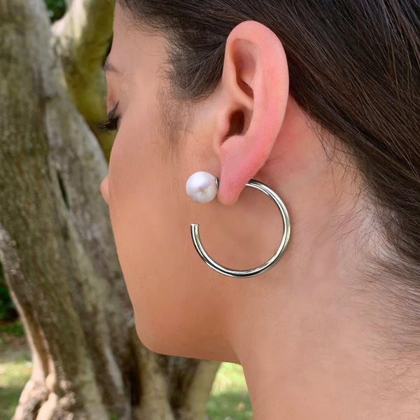 Autre vue  arrière portée par mannequin  de la boucle créole Accroche cœur perle ronde 10 mm blanche et anneau argent 925