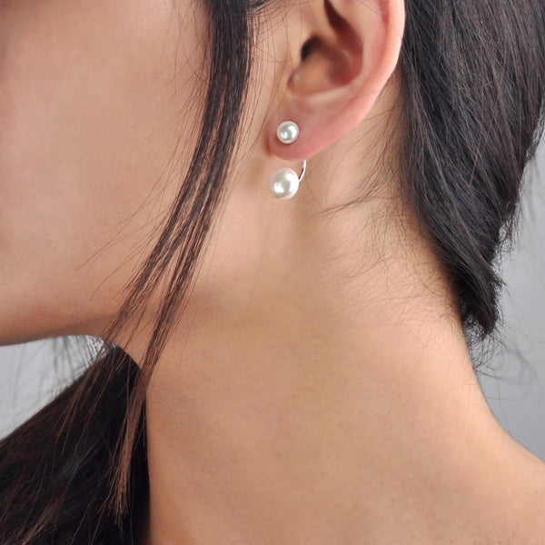 Vue porté des Boucles d’oreilles modernes en forme de C avec perles de culture d’eau douce blanches et monture en argent 925, bijou élégant