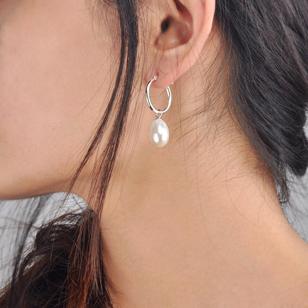 Vue porté des Boucles créoles pendentif neige en perles de cultures d’eau douce blanche, créole et fermoir en argent 925