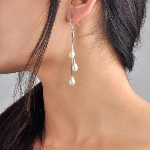 *vue portée sur mannequin Boucles pendentif larmes de déesse avec 3 perles blanches montées sur chaînettes de différentes longueur en argent 925