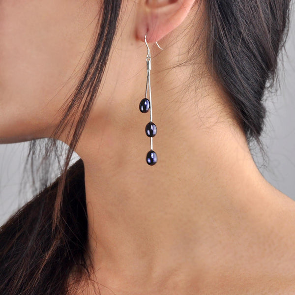 vue portée sur mannequin Boucles pendentif larmes de déesse avec 3 perles noires  montées sur chaînettes de différentes longueur en argent 925