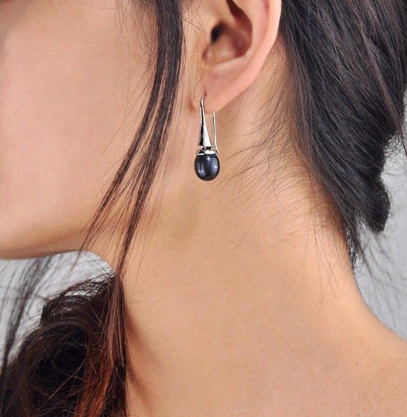 Boucles d’oreilles portées des Muses Majestueuses en argent 925 ornées de perles de culture d’eau douce allongées couleur nuit noire de 11 mm