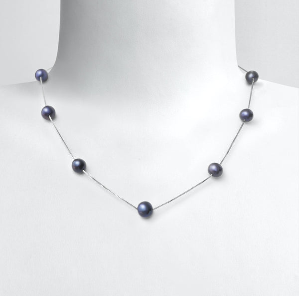 Vue présentée  sur buste d’un collier composé de 9 perles noires taille 7 mm semi rondes alignées sur une chaîne en argent 925, d’une longueur de 45 cm.
