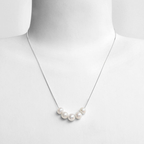 Collier de 46 cm composé de 5 Perles de Culture d'eau douce  blanches nacrées de 7.5 mm de diamètre coulissantes sur chaîne  Argent 925

