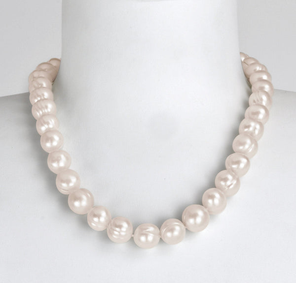 collier Atlantide est composé de grosses perles de culture d'eau douce baroques de 11 mm de diamètre blanches naturellement cerclées le collier mesure 45 cm se ferme avec un joli fermoir bouée en argent 925.