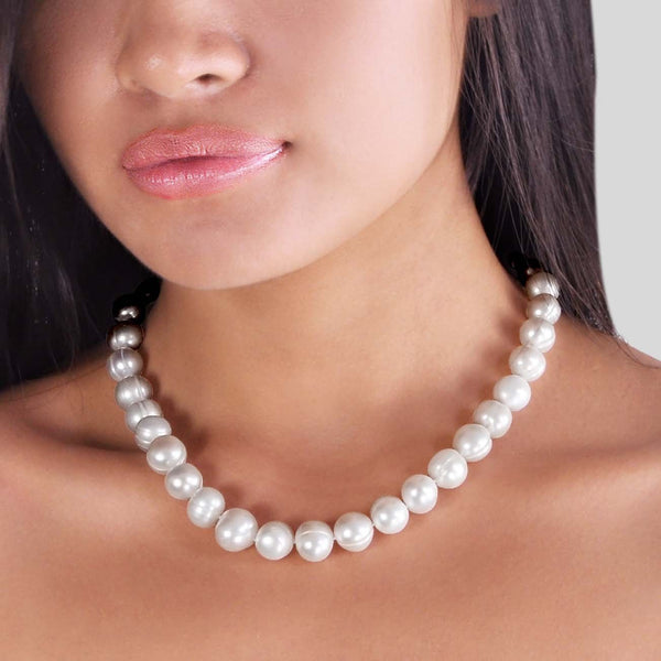 vue portée du collier Atlantide perles de culture d'eau douce 11mm perles blanches  45 cm de tour de cou avec fermoir bouée en argent 925