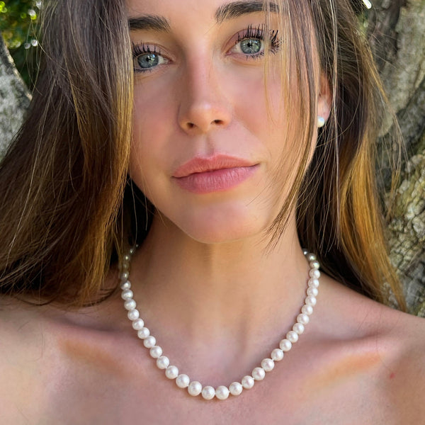 Vue portée sur Mannequin du collier Mademoiselle 46 cm perles de culture d'eau douce couleur blanche en chute ( plus grosses perles devant ) nœud entre chaque perle avec fermoir haricot en argent 925 