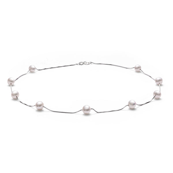 Vue à plat du collier parade de perles   composé de 9 perles  noires semi rondes positionnées sur chaîne d'argent 925  taille 45 cm .