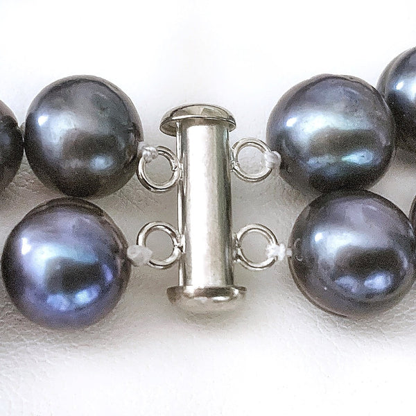 Détail du fermoir en argent 925 du collier deux rangs First Lady en perles de culture baroques couleur nuit.