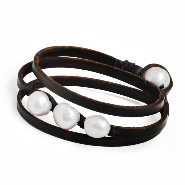 Bracelet Bonaventure en cuir véritable brun, orné de perles de culture d’eau douce blanches.
